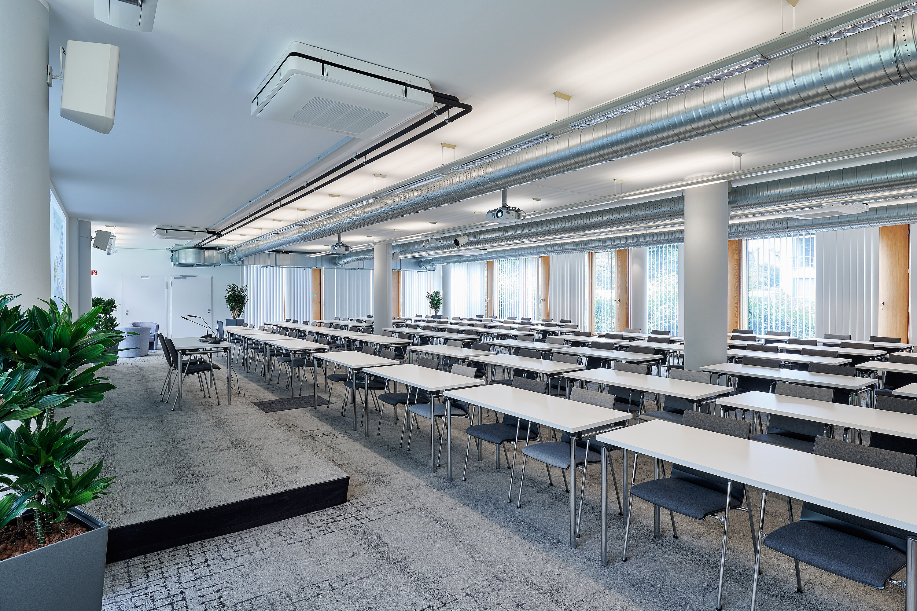Blick in den Saal mit Tischen und Stühlen