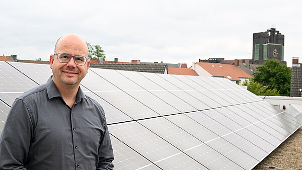 Solarmodulreihe und Person 
