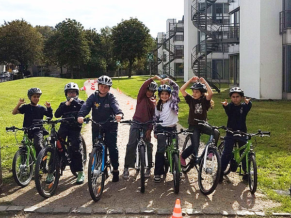 Sechs Kinder mit Fahrrädern