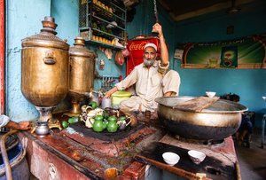 Foto: Verkäufer bietet Tee aus großen Kupferkesseln an. 