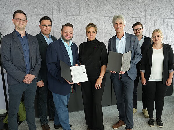 Gruppenfoto mit 7 Personen.