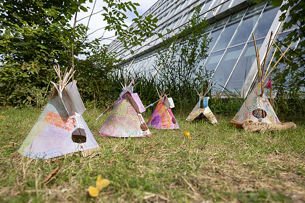 Vier bunte Minitipis am See