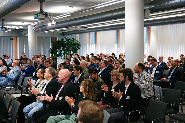 Konferenzsaal mit sitzenden Menschen