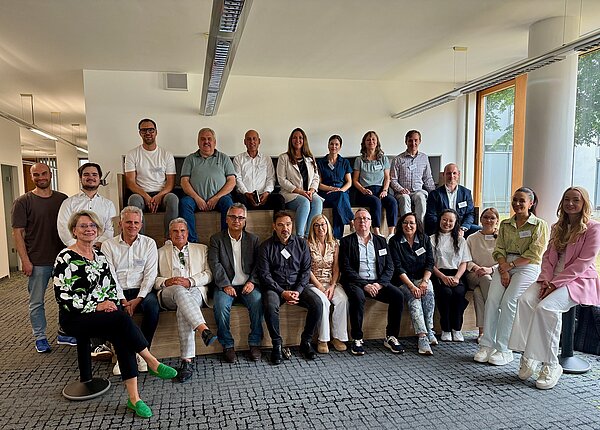 Gruppenfoto auf einer Sitztreppe
