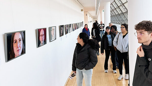 Gruppe in Ausstellung