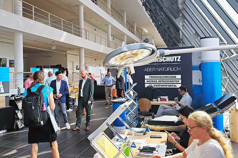 Messestand mit OP-Lampe