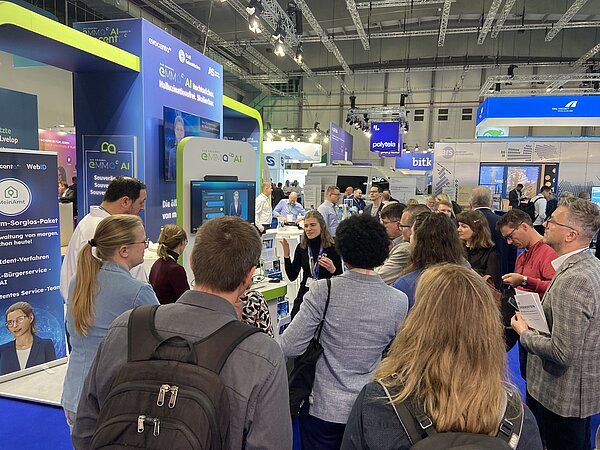 Viele Menschen von einem Messestand