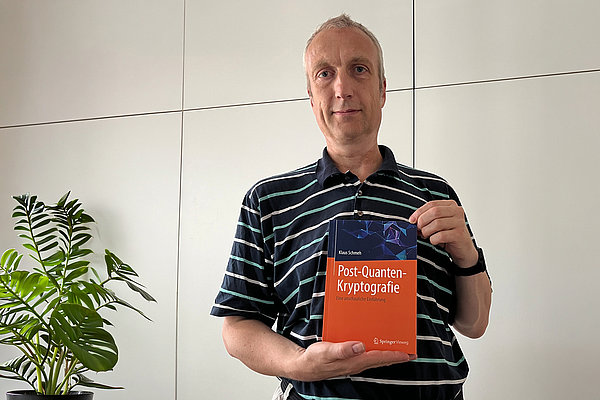 Person mit Buch in der Hand