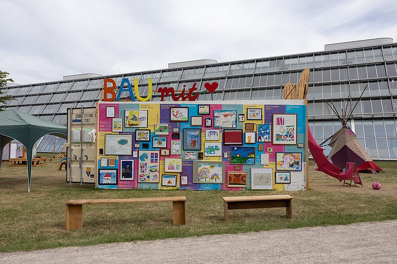 Bunte bemalte Plakatwand.