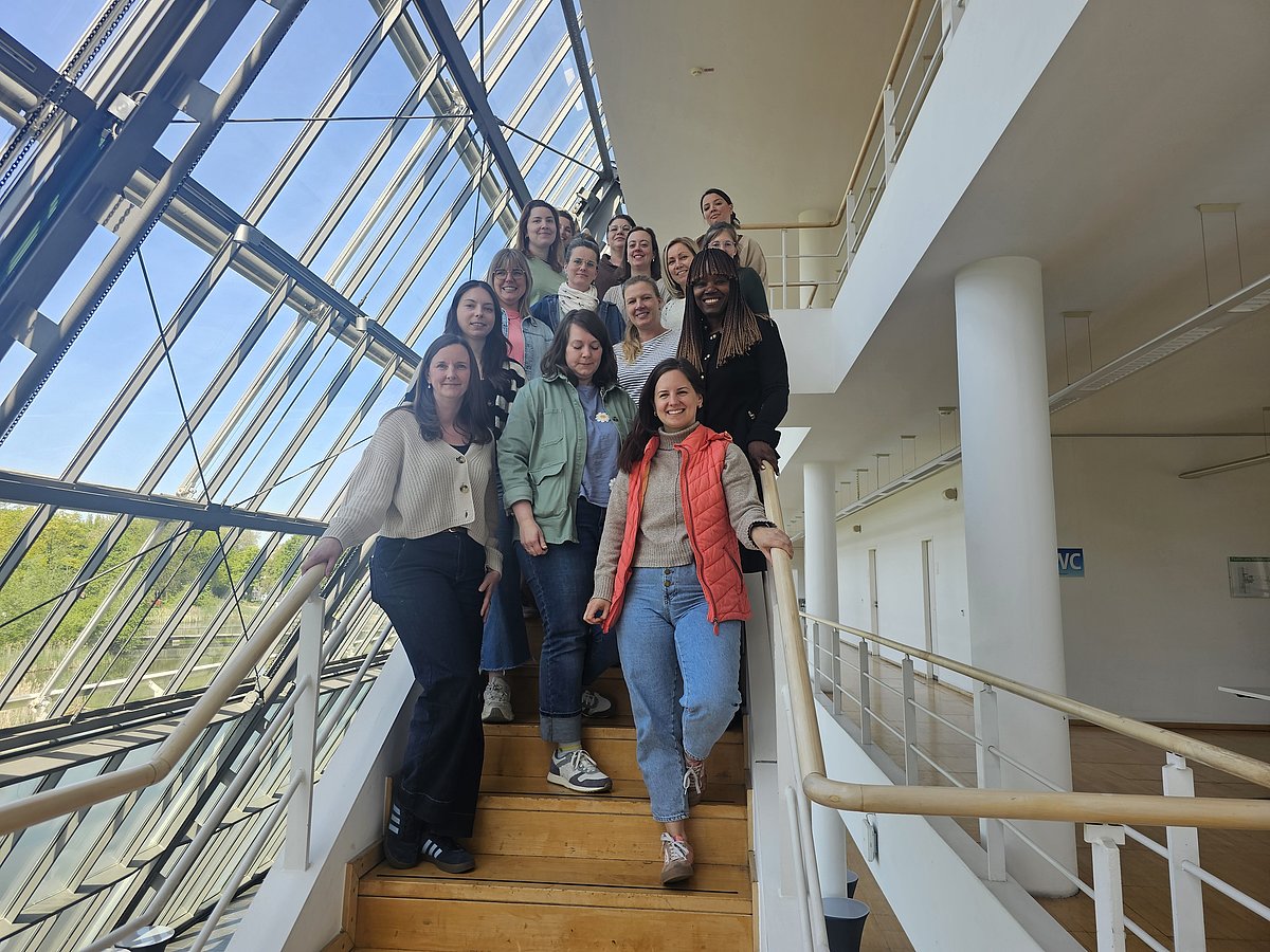 Gruppenbild auf Treppe