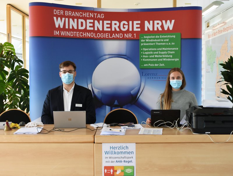 Foto: Empfangsthresen des Branchentags Windenergie NRW.