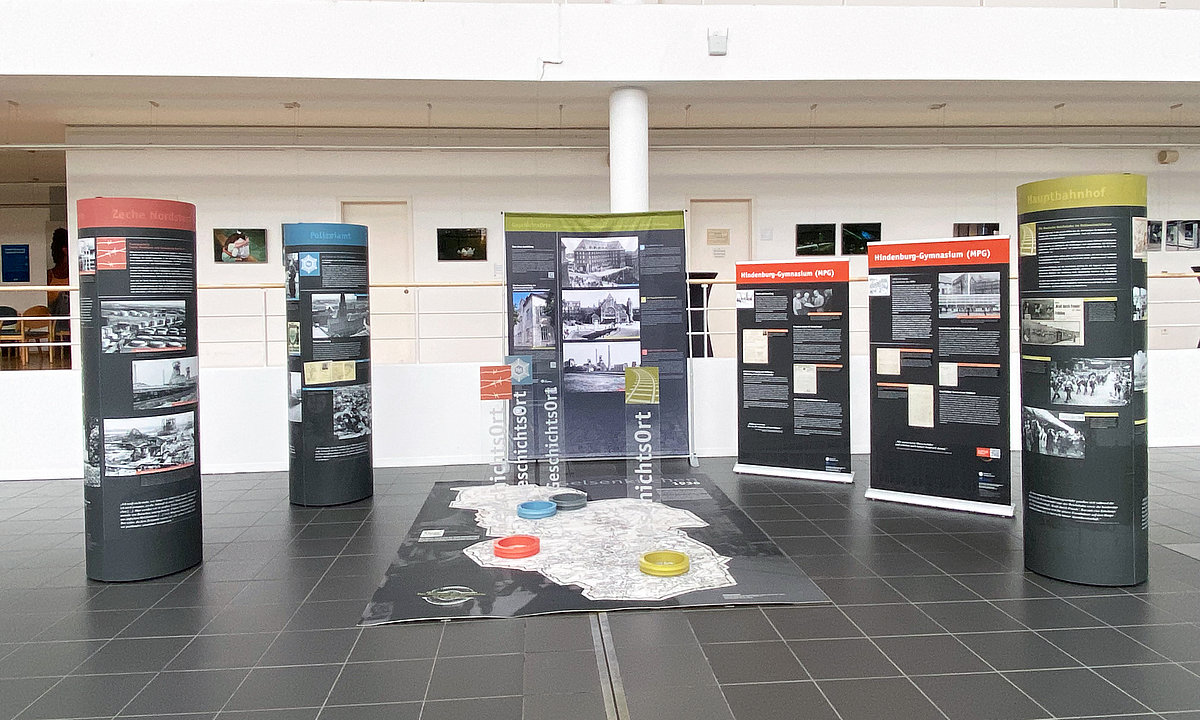 Ausstellung mit Säulen und Aufstellern