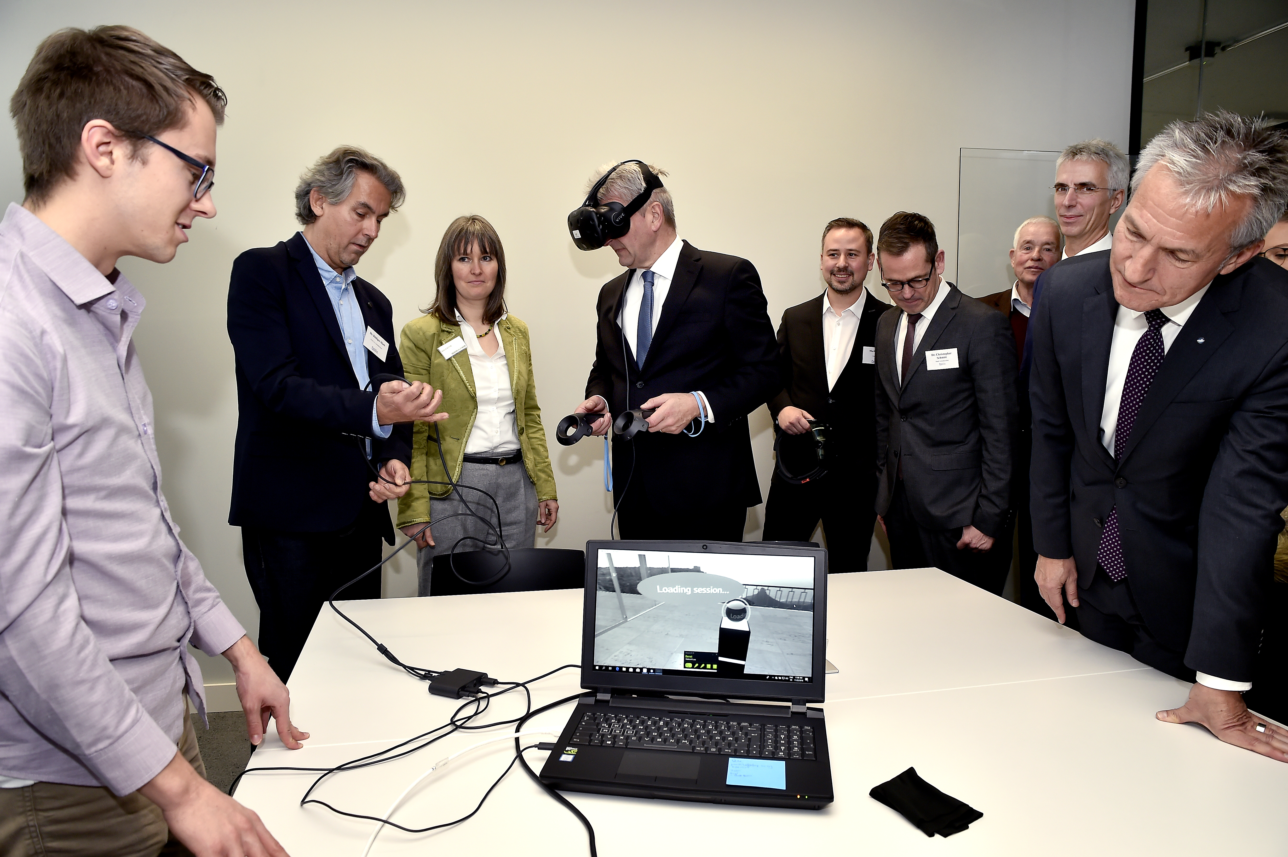 Foto: Teilmehmer der Projekt-Eröffnung CO-WIN testen Virtual Reality Brille.