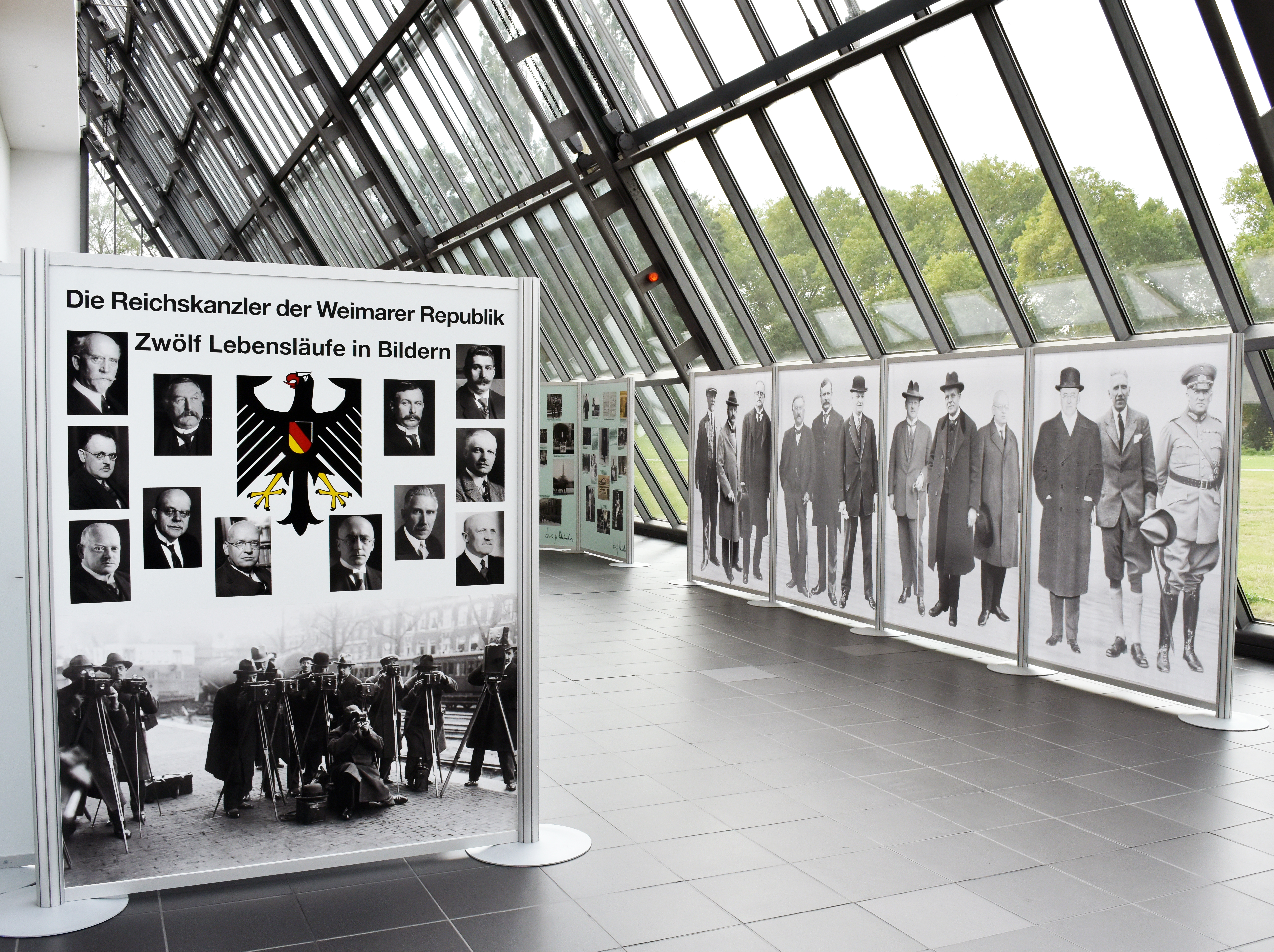 Foto: Ausstellung über Reichskanzler in der Glasarkade des Wissenschaftsparks.
