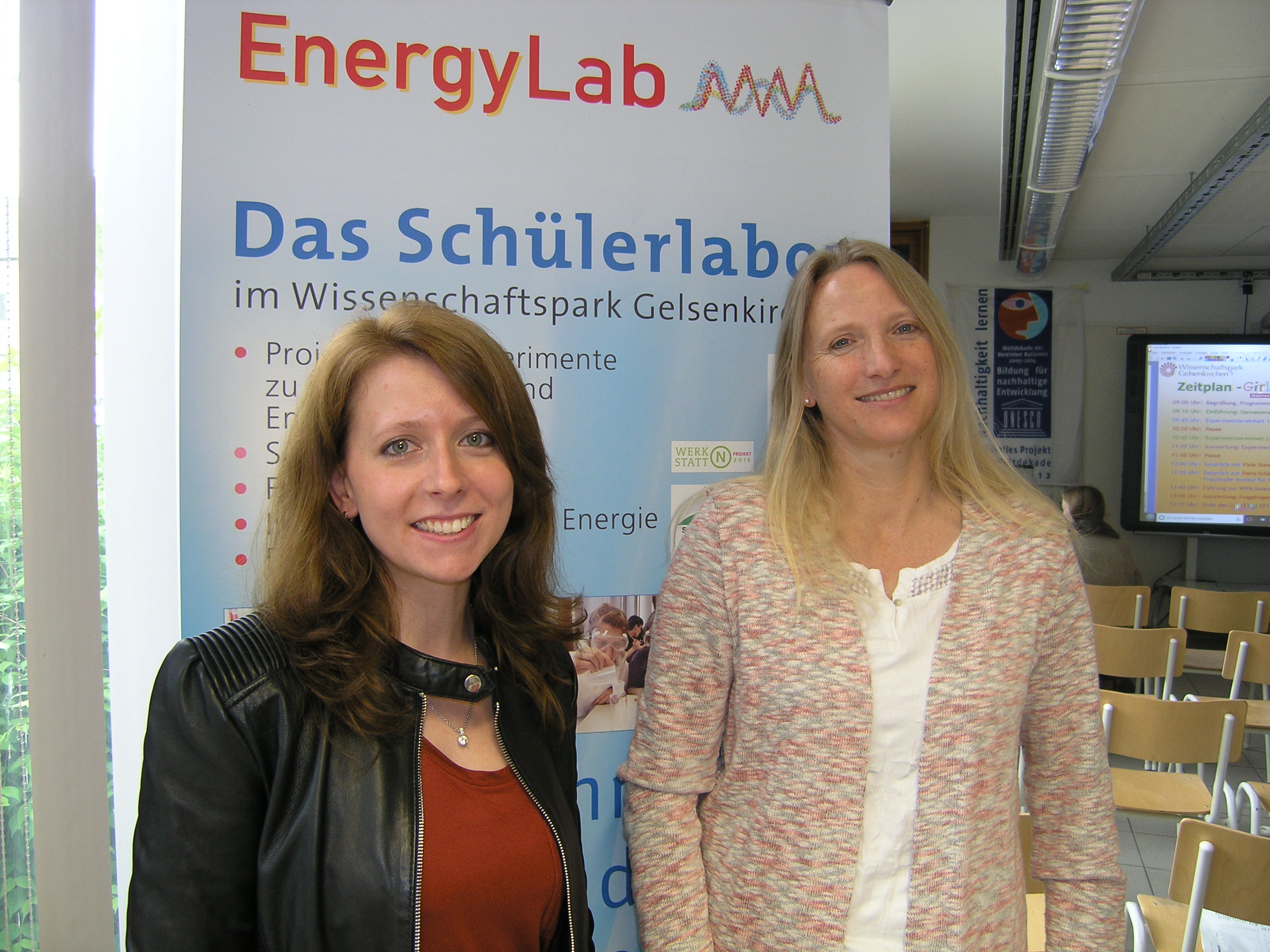 Foto: Viola Stange (links) und Petra Schäfer beim GirlsDay im EnergyLab. 