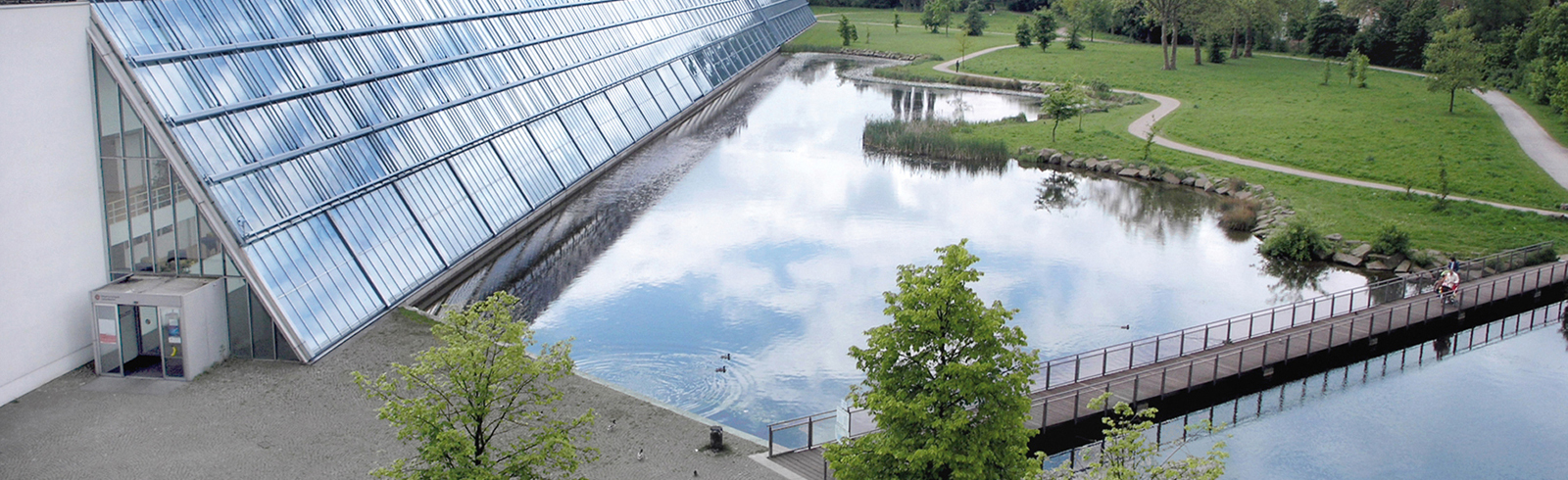 Foto: Luftbild Außenansicht Wissenschaftspark mit See und Nordeingang.