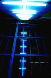 Foto: Nachtaufnahme der grün-blauen Neonlicht-Installation von Dan Flavin.