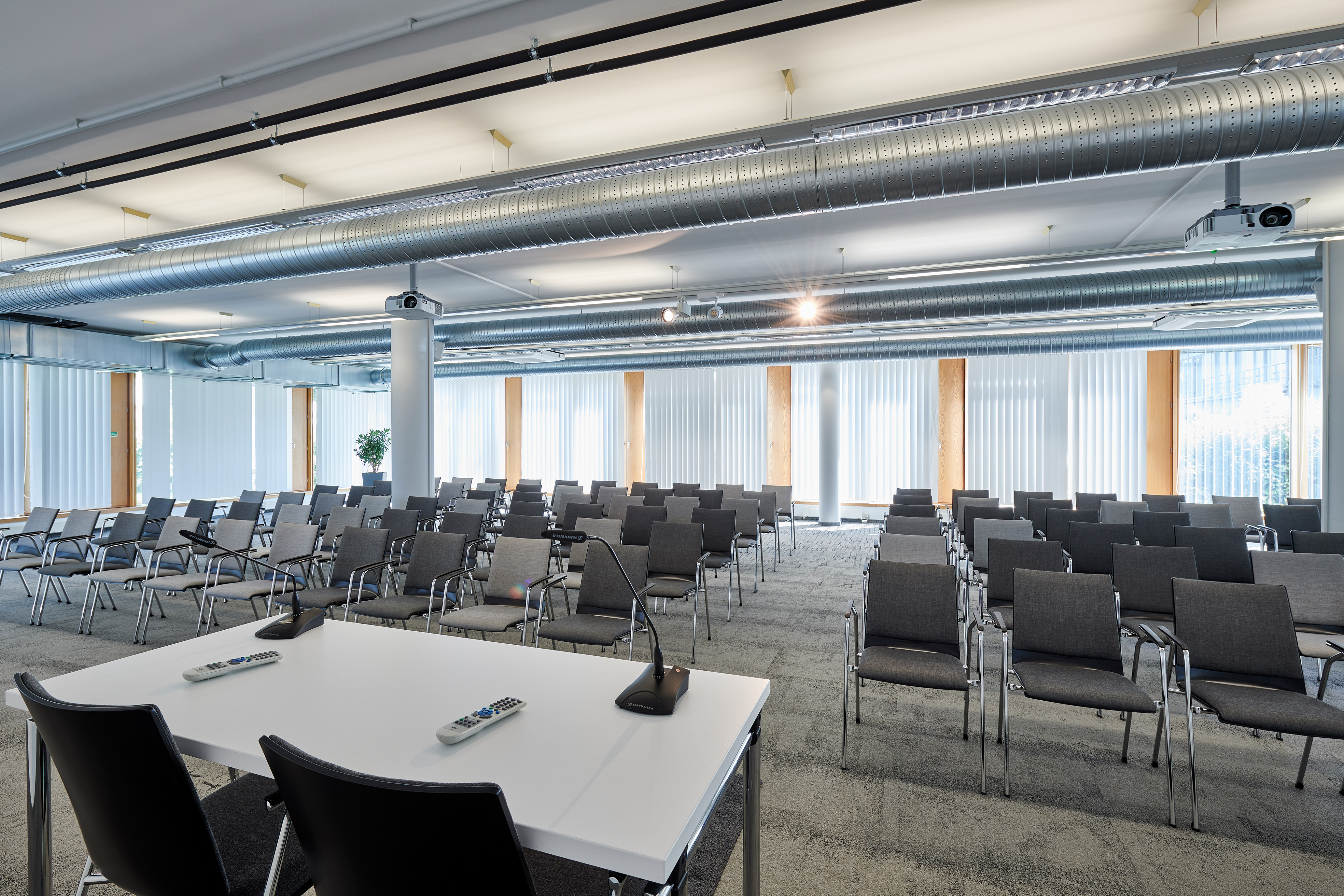 Blick von der Bühne in den leeren Konferenzraum